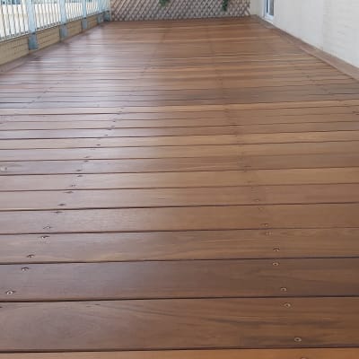 רצפת עץ חלקה עם ברגים חשופים