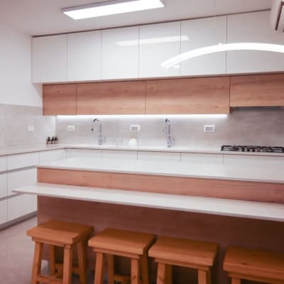 מטבח מודרני עם ארונות לבנים וכיור נירוסטה