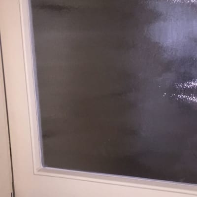 דלת עם זכוכית מטושטשת בחלק העליון