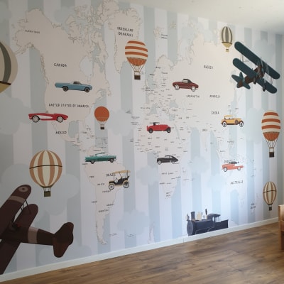 מפת עולם עם מכוניות, כדורים פורחים ומטוסים