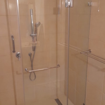 מקלחון זכוכית עם מוט אחיזה ומקלחת יד