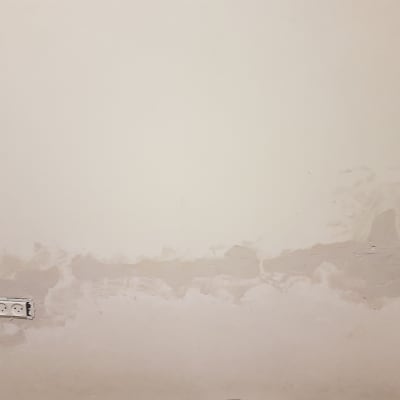 שקע חשמל כפול בקיר עם טיח מתקלף