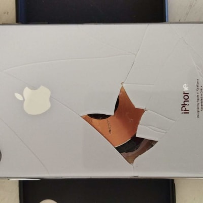 אייפון עם גב שבור וסדוק, לוגו אפל גלוי