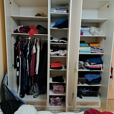 ארון בגדים עם מדפים ותלייה, בגדים מקופלים ומסודרים