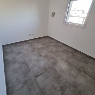 רצפה נקייה עם אריחים אפורים בחדר ריק