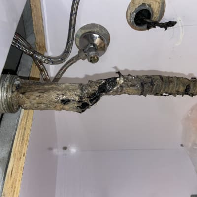 צינור סתום עם לכלוך מתחת לכיור