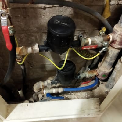 צינורות עם שסתומים וחוטי חשמל צהובים