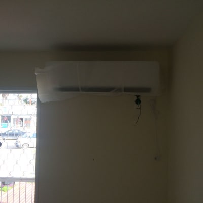 מזגן מכוסה בניילון על קיר פנימי