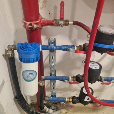 צנרת מים עם ברזים ומדי מים