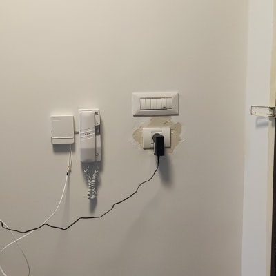 שקע חשמל עם מטען מחובר לקיר