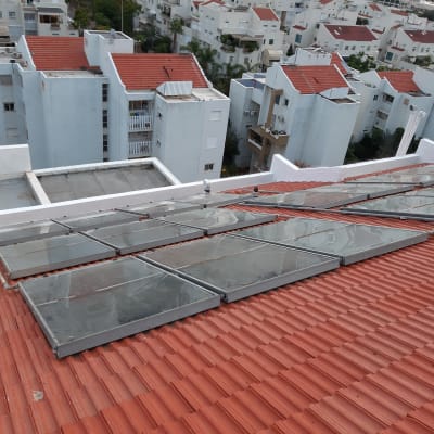 פאנלים סולאריים על גג רעפים אדום