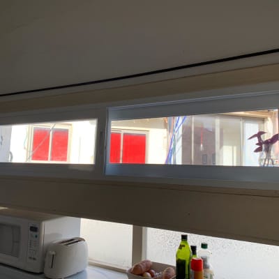 חלון אלומיניום עם מסגרת לבנה במטבח