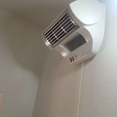 מאוורר קיר חשמלי עם חוט הפעלה