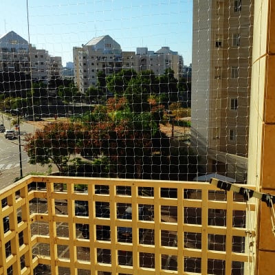 רשת למניעת כניסת יונים במרפסת