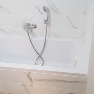 אמבטיה חדשה עם ברז ומקלחת יד