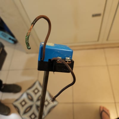 חוטים חשמליים מחוברים לרכיב כחול של דוד שמש