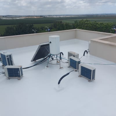 גג אטום עם יחידות מיזוג אוויר וצנרת