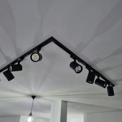 מסילת תאורה עם פנסים שחורים בתקרה