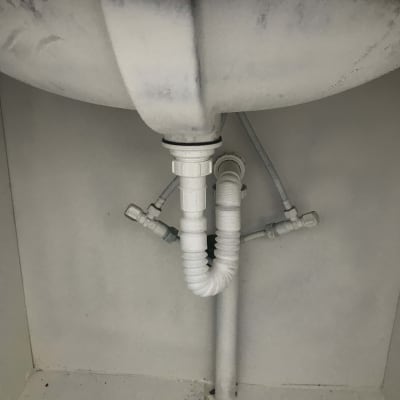 צנרת פלסטיק מתחת לכיור עם חיבורים