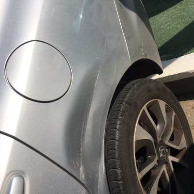 פגוש אחורי של רכב עם שריטות ושפשופים