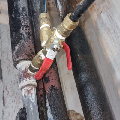 צינורות עם ברזי פליז ואביזרי חיבור