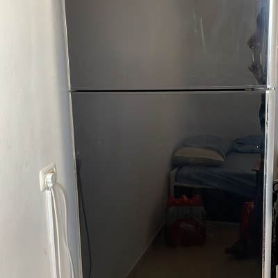 מקרר אמקור שחור עם דלתות כפולות