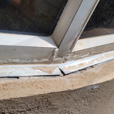 חלון עם מסגרת מתכת ואיטום על גג