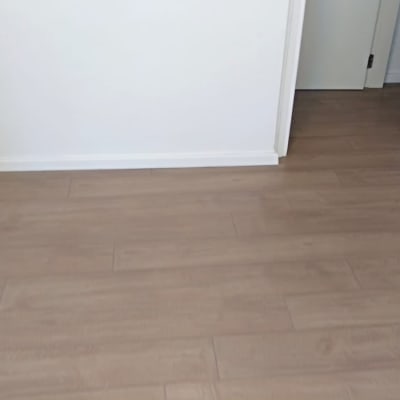 רצפת פרקט עץ בהירה בחדר פנימי