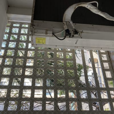 רשת מתכת על חלון למניעת כניסת יונים