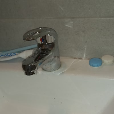 ברז כרום עם מים על הכיור