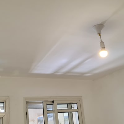 תקרה צבועה בלבן עם מנורה דולקת