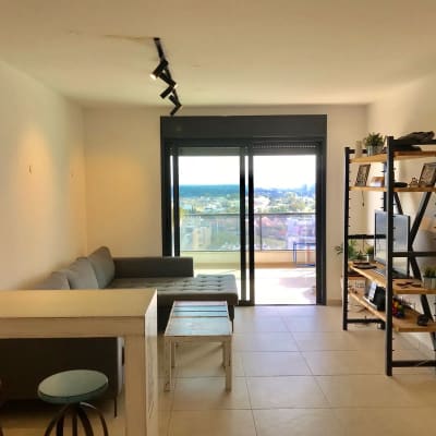 תאורת מסילה עם שלושה פנסים בתקרה