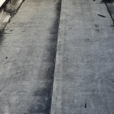 גג אטום עם יריעות ביטומניות שחורות