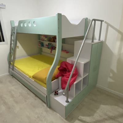 מיטת קומותיים עם סולם ומעקה מתכת