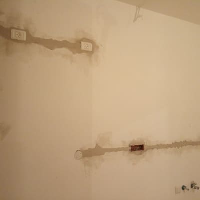 שקעים חשמליים מותקנים בקיר עם חיווט חשוף