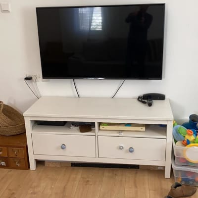 טלוויזיה תלויה על הקיר עם כבלים חשמליים