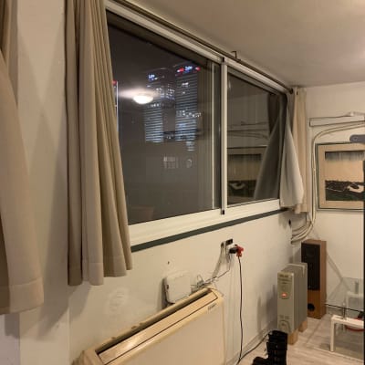 חלון אלומיניום עם וילונות בצדדים