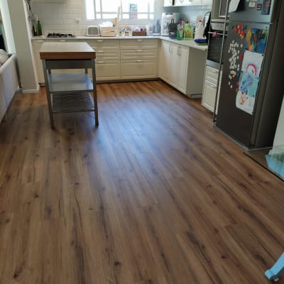 רצפת פרקט עץ חום במטבח מואר