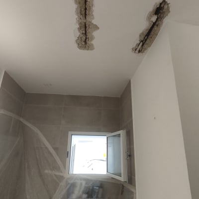 תקרה עם חורים ותיקונים, כיסוי ניילון על קיר