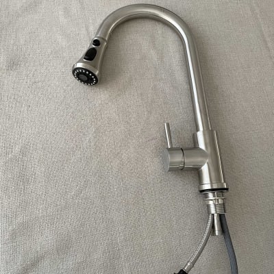 ברז נירוסטה עם צינור גמיש וחיבורים