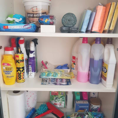 מוצרי ניקוי וארגון בארון, כולל חומרי ניקוי, מגבונים, אטבים ומברשות.