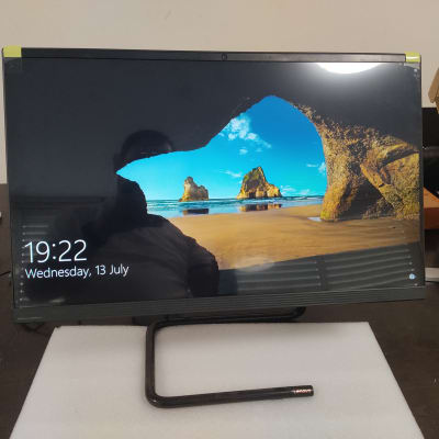 מסך מחשב לנובו עם תמונת רקע של חוף ים