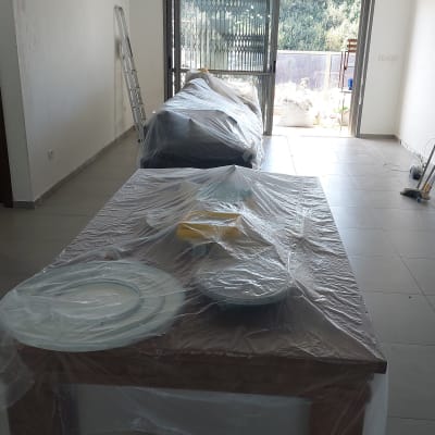 סולם ליד קיר, רהיטים מכוסים בניילון