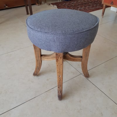 שרפרף עץ עם ריפוד בד אפור