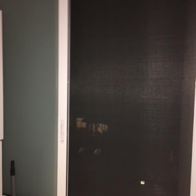 חלון אלומיניום עם מסגרת לבנה ורשת כהה