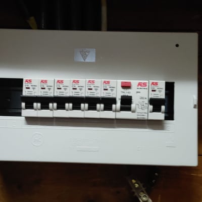 לוח חשמל עם מפסקים חשמליים מותקנים