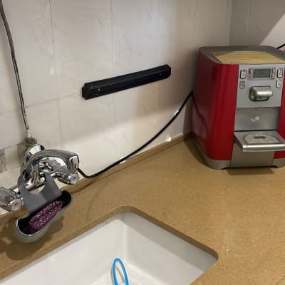 ברז מטבח עם צינורות חשופים ומחזיק ספוג