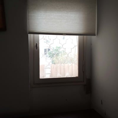 כלי עבודה על שולחן ליד חלון עם תריס