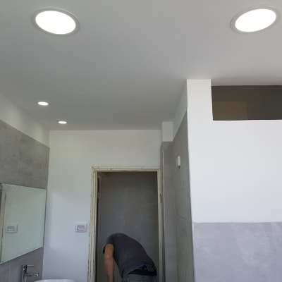 אדם עובד בחדר אמבטיה במהלך שיפוץ