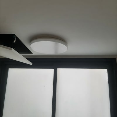 תאורה עגולה בתקרה עם חוטים חשופים